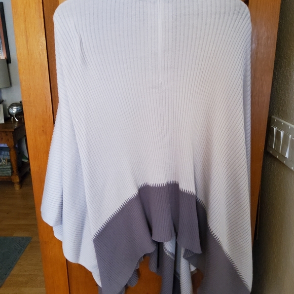 Lululemon On the Go Poncho EUC - Picture 12 of 13